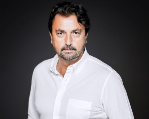 Henri Leconte en V de V sur une TVR en compagnie d’Eric Van de Vyver lors de la finale du VHC au Mans